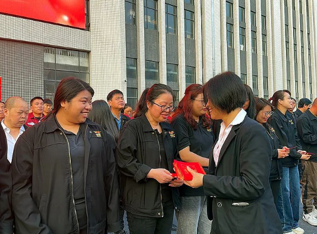 為全體員工派發開工大“利是”