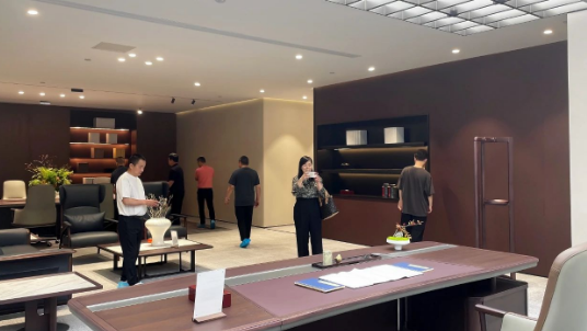 鴻業員工與客戶的合影