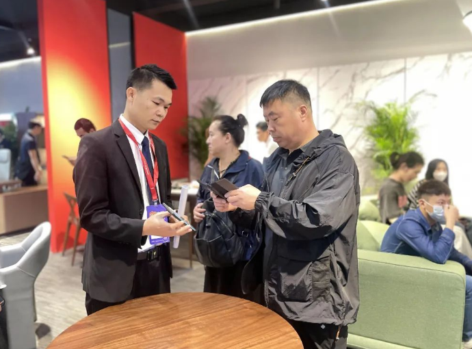 鴻業員工與客戶的合影
