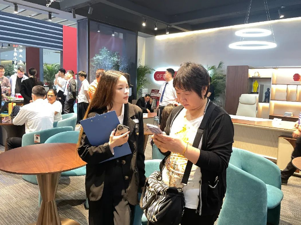 鴻業員工與客戶的合影
