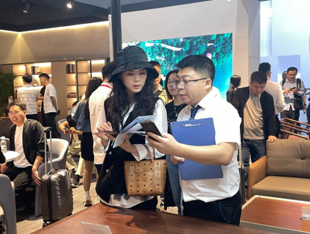鴻業員工與客戶的合影