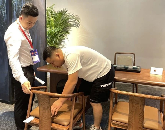鴻業員工與客戶的合影