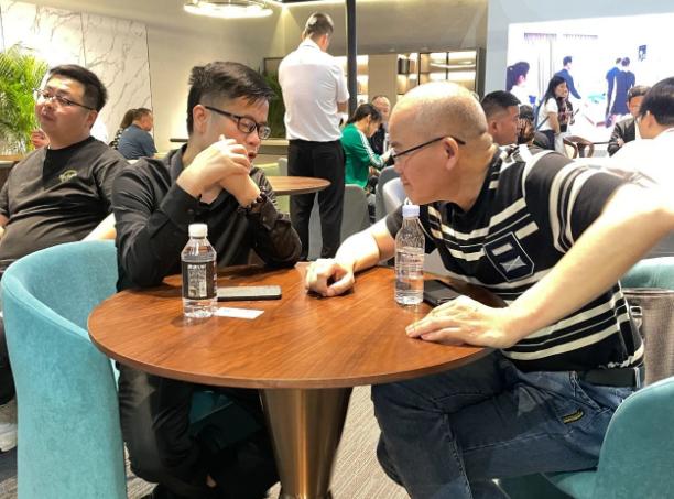 鴻業員工與客戶的合影