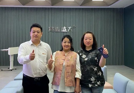 鴻業員工與客戶的合影