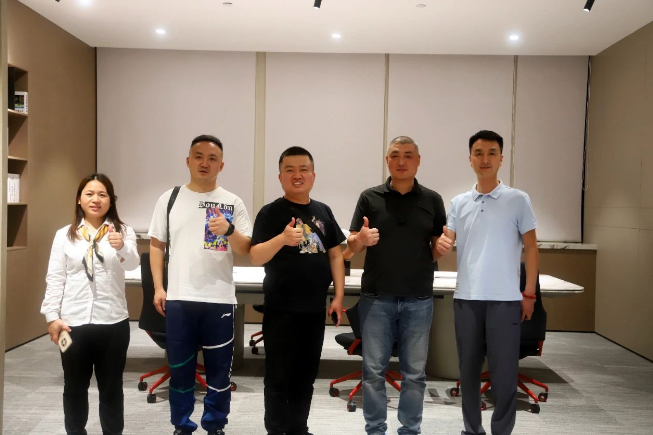 鴻業員工與客戶的合影