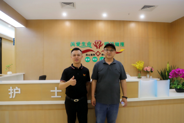 鴻業員工與客戶的合影