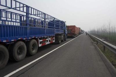 車速120跑高速，突遇障礙物 撞還是躲？嫌命長才這樣選