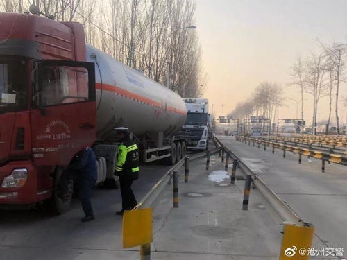 任丘交警強化客貨運車輛檢查，為春運道路安全暢通保駕護航